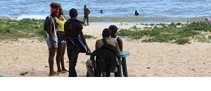 Beira: Munícipes na praia em violação do decreto do estado de emergência