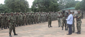 Filipe Nyusi visita posições militares em Cabo Delgado