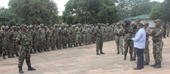 Filipe Nyusi visita posições militares em Cabo Delgado