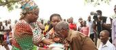 Isaura Nyusi conforta vítimas de calamidades