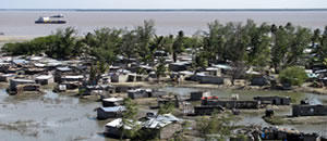 Mar galga margens e inunda casas na Beira