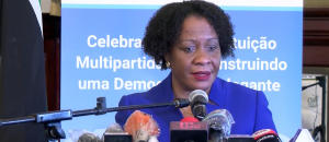 "Moçambicanos devem contribuir para a defesa do país" - Helena Kida