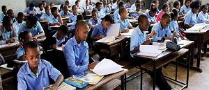 Moçambique / Zambézia: Mais de 50 mil alunos deixaram de estudar sentados no chão